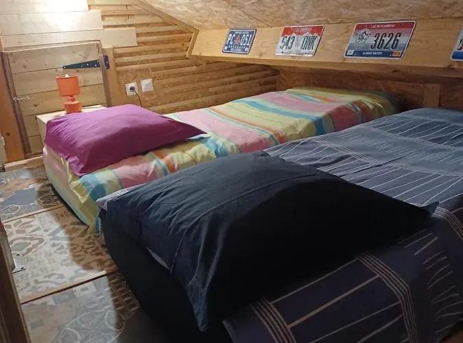 Chalet chaleureux avec parking garage motos, vélos