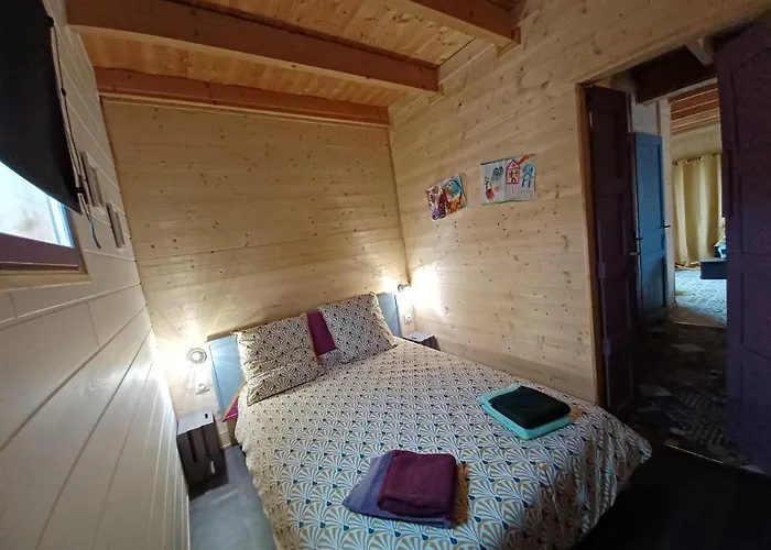 Chalet chaleureux avec parking garage motos, vélos